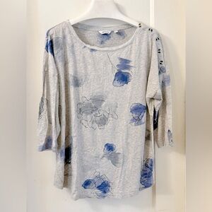 LIGHT GREY 3/4 SLEEVE TSHIRT WITH LOVELY BLUE HUES FLORAL PATTERN